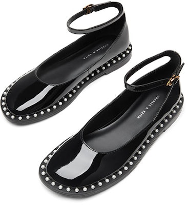 CHARLES&KEITH 珍珠裝飾腕帶低跟單鞋 女款 黑色 Lookbook CHARLES&KEITH 珍珠裝飾腕帶低跟單鞋 女款 黑色