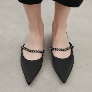 (W) CHARLES & KEITH Mule Plateado con Cadena y Gema - Punta en Forma. CK1-70900437 Cheap (W) CHARLES & KEITH Mule Plateado con Cadena y Gema - Punta en Forma. CK1-70900437