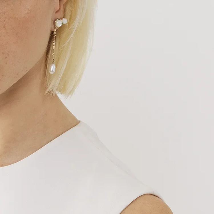 Lookbook (W) クロエ ホワイト真鍮ピアス パール・オニキス・マザーオブパールインレイ付き CHC23UFE77NMA9DA