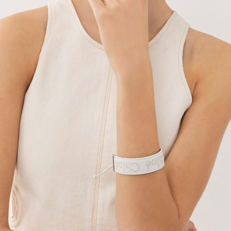 Shop (W) Gelang Kulit Wanita Chloe Alphabet Logo Putih Besi. CHC23UFB19CHO101