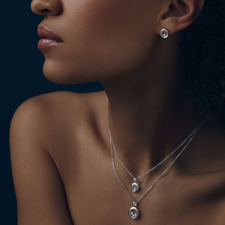 Details for (W) 쇼파드 해피 다이아몬드 아이콘 플래티넘 여성용 다이아몬드 목걸이. 79A017-1001