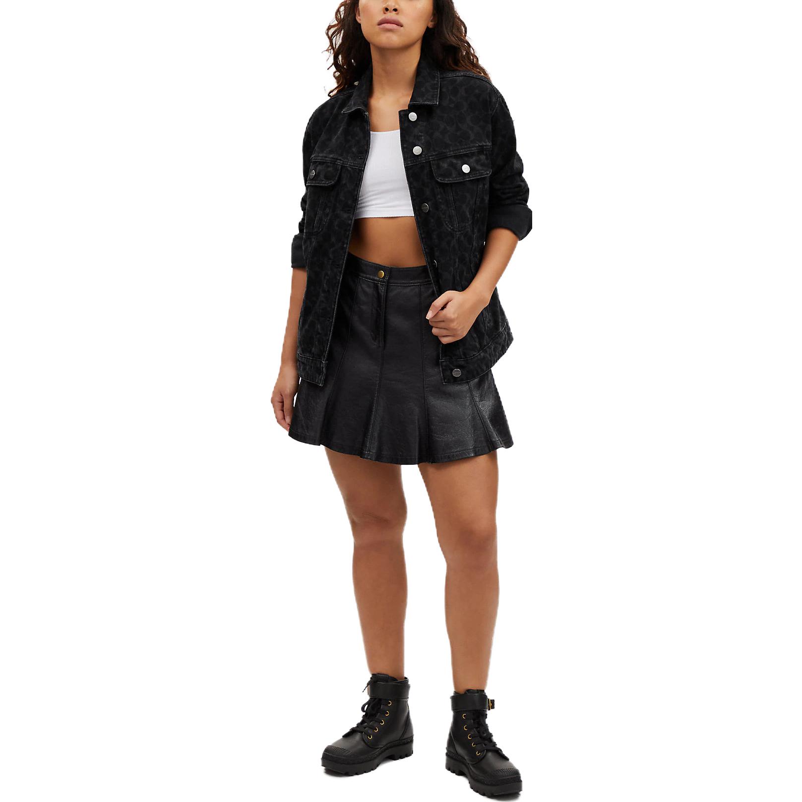 Lookbook (W) COACH Jaket Denim Hitam dengan Logo Solid dan Kerah Lancip. CL264-BLK