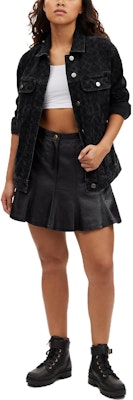 (W) COACH Jaket Denim Hitam dengan Logo Solid dan Kerah Lancip. CL264-BLK Lookbook (W) COACH Jaket Denim Hitam dengan Logo Solid dan Kerah Lancip. CL264-BLK