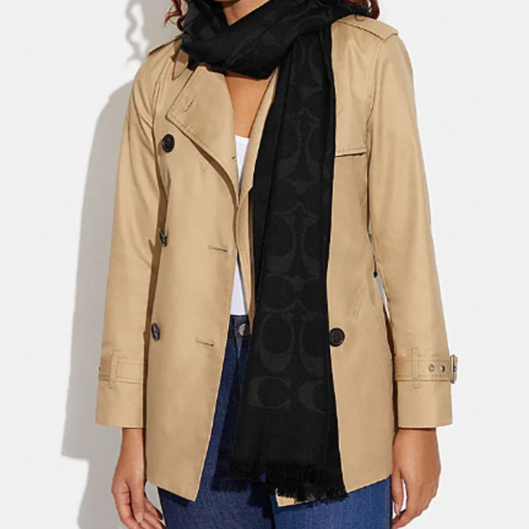 Lookbook (W) COACH Syal Wol Signature Klasik Warna Hitam. CB700-Black