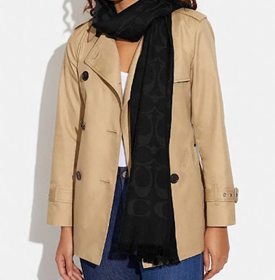 (W) COACH Syal Wol Signature Klasik Warna Hitam. CB700-Black Lookbook (W) COACH Syal Wol Signature Klasik Warna Hitam. CB700-Black