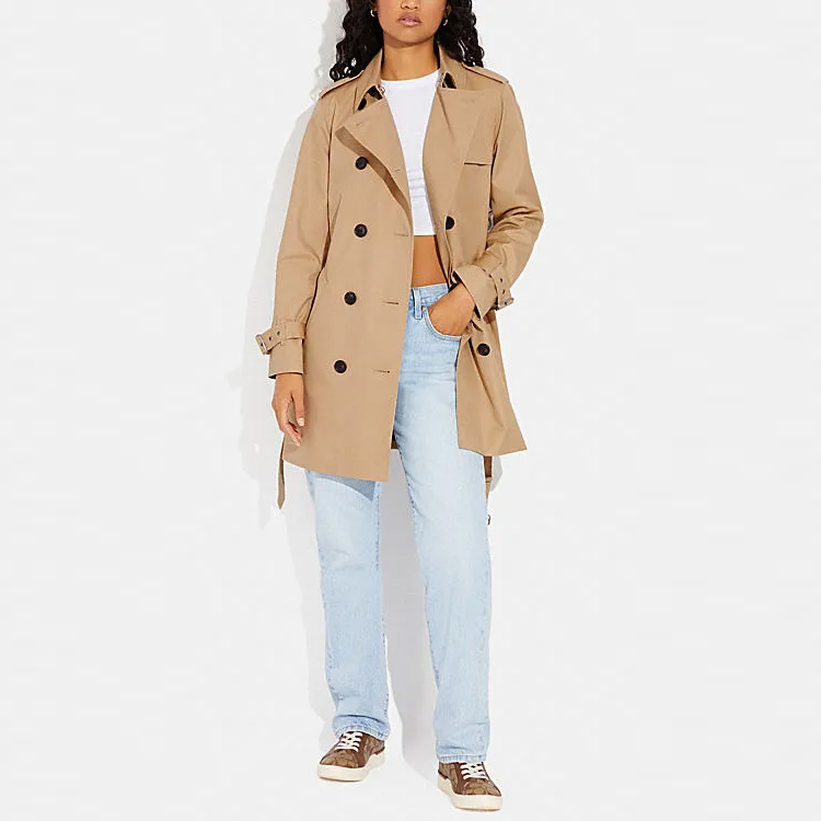 Lookbook (W) COACH Jas Trench Double-Breasted dengan Sabuk Warna Khaki. CG049-EAL