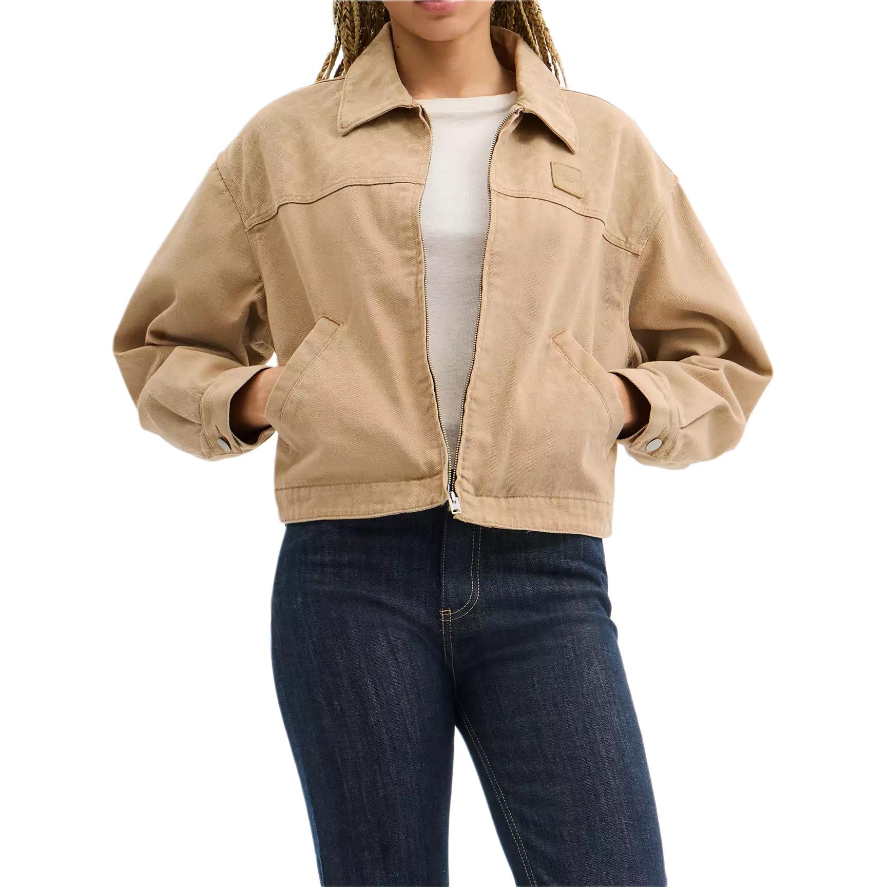 Lookbook (W) COACH FW25 Jaket Kerja Denim Monogram Zip-Up Katun. CBB72-Y0P