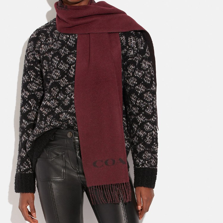Lookbook (W) COACH Syal 100% Cashmere Reversible Logo Klasik dengan Rumbai. CB692-C0J