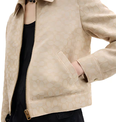 (W) COACH SS25 Jaket Lengan Panjang Motif dengan Saku Resleting Warna Khaki Muda. CAG62-LKH Purchase (W) COACH SS25 Jaket Lengan Panjang Motif dengan Saku Resleting Warna Khaki Muda. CAG62-LKH