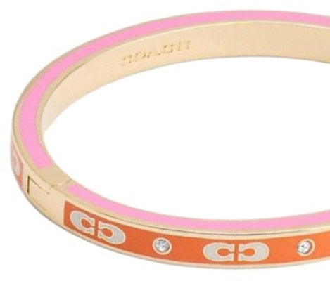 (W) 蔻驰女款粉色字母Logo设计珐琅手镯. CV259-UJH Shop (W) 蔻驰女款粉色字母Logo设计珐琅手镯. CV259-UJH