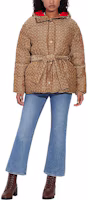 Lookbook (W) COACH FW22 經典印花卡其色連帽羽絨外套。 CE402-KH-RD