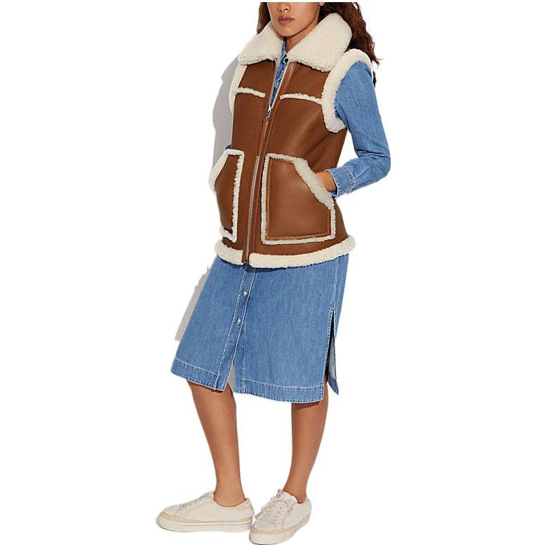 Lookbook (W) COACH FW22 Rompi Shearling Reversible Coklat. CB645-NA-SD