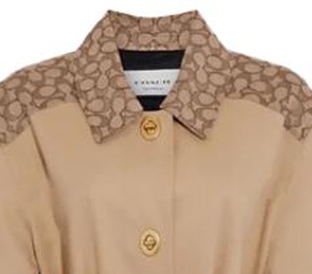 (W) COACH FW23 Abrigo Marrón Largo de Manga Larga con Diseño de Logo Patchwork. CG056-EAL Lookbook (W) COACH FW23 Abrigo Marrón Largo de Manga Larga con Diseño de Logo Patchwork. CG056-EAL