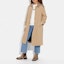 Lookbook (W) Gabardina Mujer COACH FW23 con Detalle de Cierre Turn-lock - Caqui. CG057-EAL