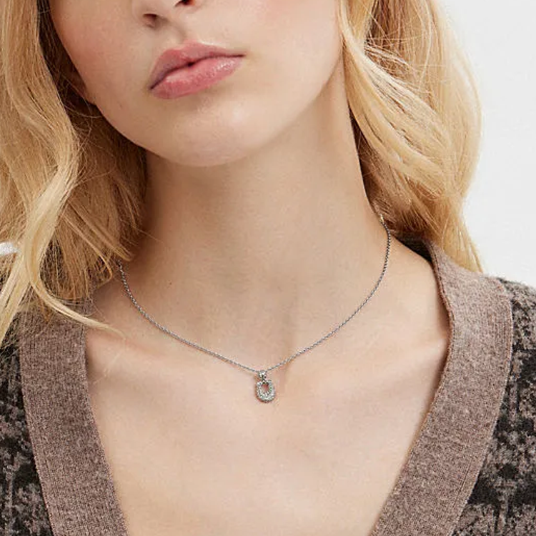 Lookbook (W) Kalung COACH Desain Huruf Tembaga Wanita - Warna Perak CJ716-Q1E