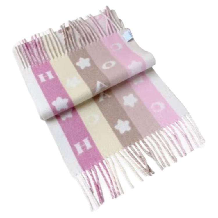 Lookbook (W) COACH Syal Wol Pink dengan Rumbai, Pola Bintang, dan Huruf. 4623-LRD