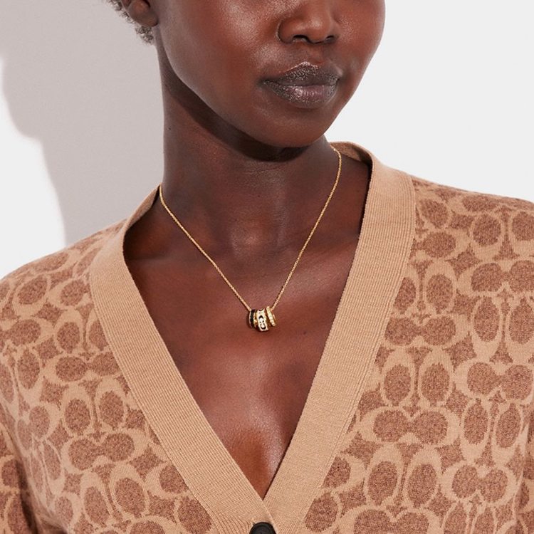 Lookbook (W) Kalung Liontin Huruf COACH Signature Wanita - Emas. CI905-GD