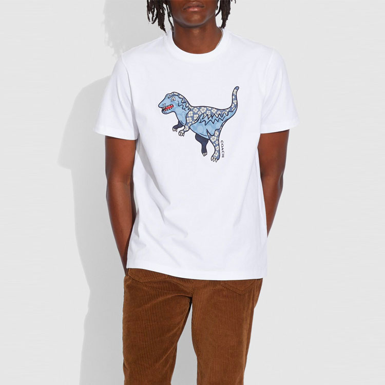 Lookbook (W) COACH SS21 Kaos Crewneck Putih Motif Cetak Dinosaurus. C4924-WHT