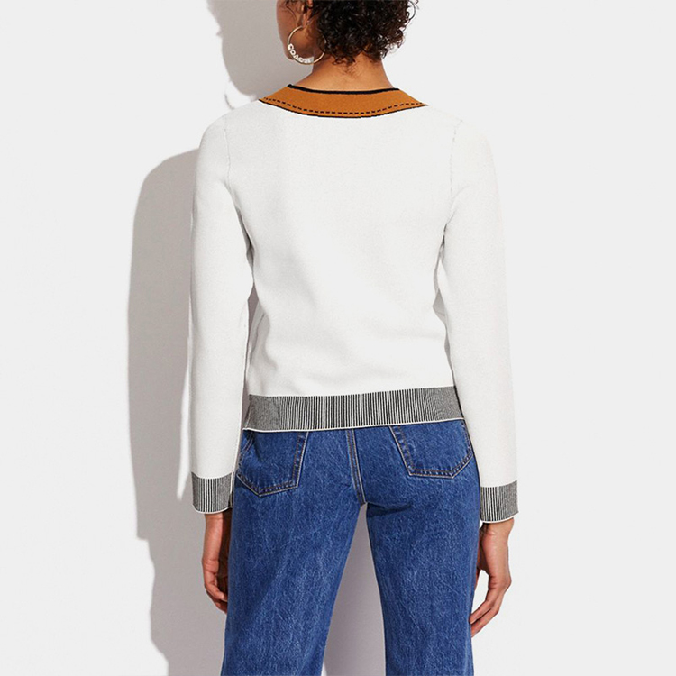 Shop (W) Sudadera Blanca COACH SS22 Cuello Redondo con Detalles de Ilusión Óptica. CA396-IVO