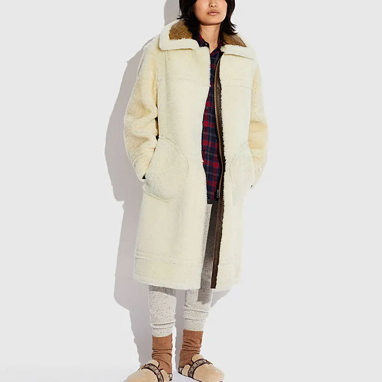 Lookbook (W) 코치 SS23 컬러블록 오프화이트 지퍼 업 롱코트. C6406-CLH