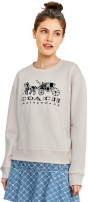 (W) コーチ SS23 アイボリーホワイト ロゴ&キャリッジプリント プルオーバースウェットシャツ C9116-CHK Lookbook (W) コーチ SS23 アイボリーホワイト ロゴ&キャリッジプリント プルオーバースウェットシャツ C9116-CHK