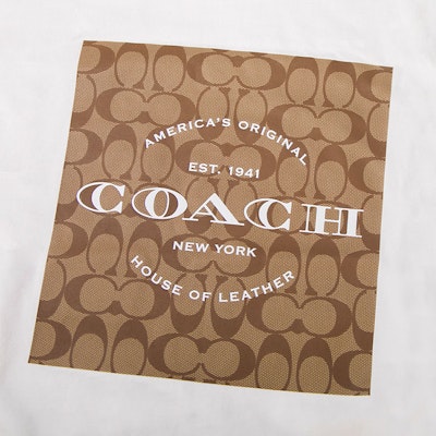(W) COACH SS23 Kaos Putih Lengan Pendek Crewneck dengan Logo Print. C8775-WHT Shop (W) COACH SS23 Kaos Putih Lengan Pendek Crewneck dengan Logo Print. C8775-WHT