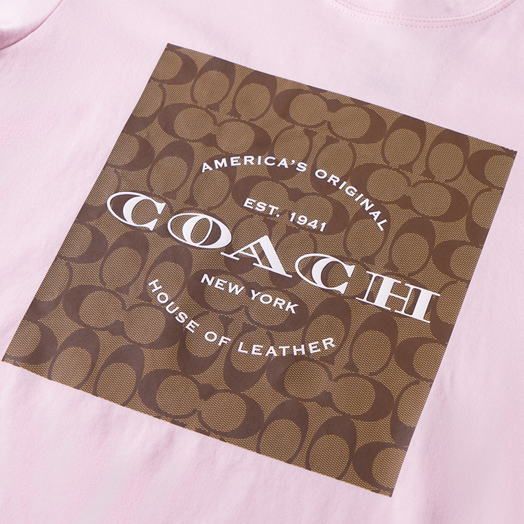 Shop (W) COACH SS23 粉紅標誌印花圓領T恤。 C8775-LPK