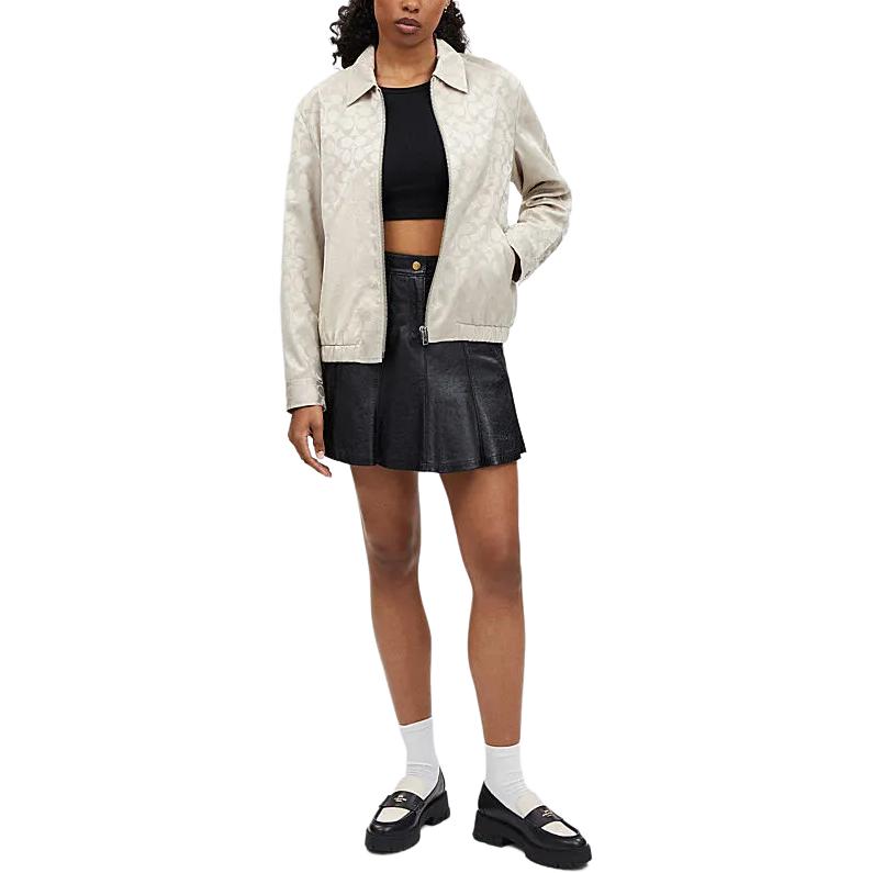 Lookbook (W) COACH SS24 Chaqueta Beige con Cremallera y Manga Larga Estampado Logo. CT394-TXC