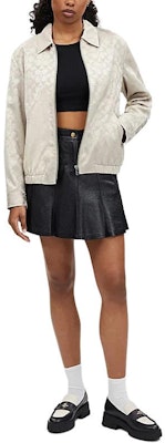 (W) COACH SS24 Chaqueta Beige con Cremallera y Manga Larga Estampado Logo. CT394-TXC Lookbook (W) COACH SS24 Chaqueta Beige con Cremallera y Manga Larga Estampado Logo. CT394-TXC