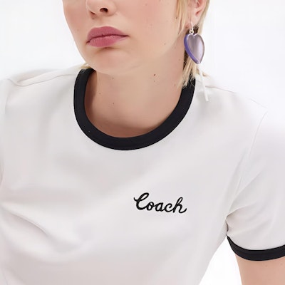 (W) COACH SS24 Kaos Putih Logo Grafis Crew Neck Lengan Pendek CS612-WHT Sizing (W) COACH SS24 Kaos Putih Logo Grafis Crew Neck Lengan Pendek CS612-WHT