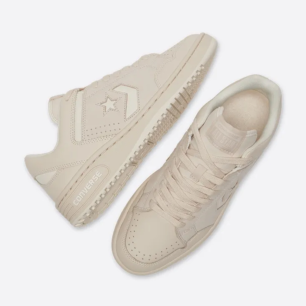 Shop CONVERSE 休闲鞋 Off-White 白色款 A11106C