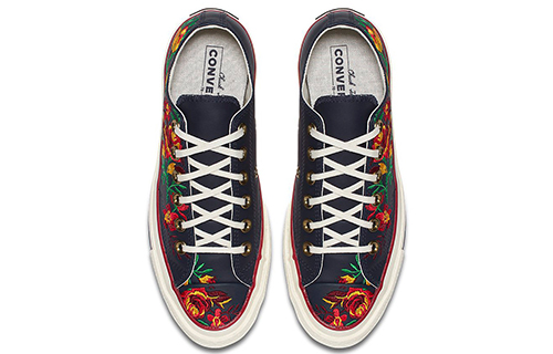 Shop （女性）Converse Chuck 70 低筒 'Parkway Floral 刺繡' 561657C