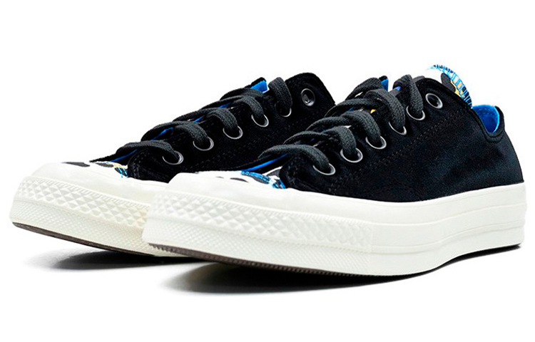 Lookbook (W) Converse Chuck Taylor All Star Sepatu Kanvas Hitam/Putih 572393C