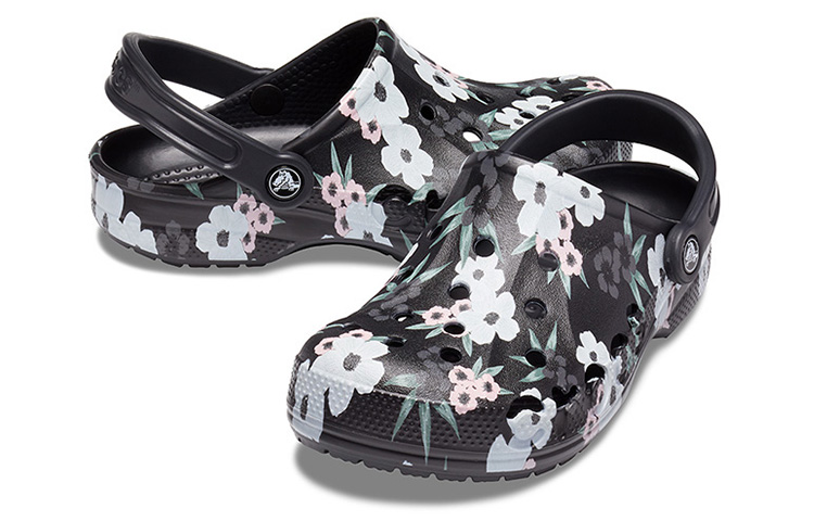 Shop Crocs Baya 印花花卉平底沙灘運動涼鞋 黑