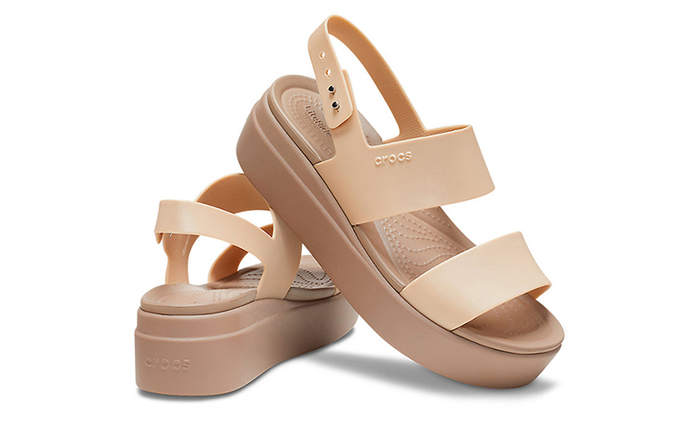 Shop Crocs卡駱馳 布魯克林 厚底休閒涼鞋 女款 香檳金