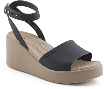 Crocs卡羅奇 布魯克林一字帶坡跟涼鞋 女款 黑 Lookbook Crocs卡羅奇 布魯克林一字帶坡跟涼鞋 女款 黑