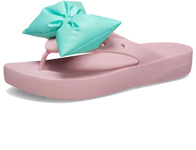 Crocs卡駱馳 經典雲朵蝴蝶結 防臭防滑快乾夾腳拖鞋 女款 粉色 Lookbook Crocs卡駱馳 經典雲朵蝴蝶結 防臭防滑快乾夾腳拖鞋 女款 粉色