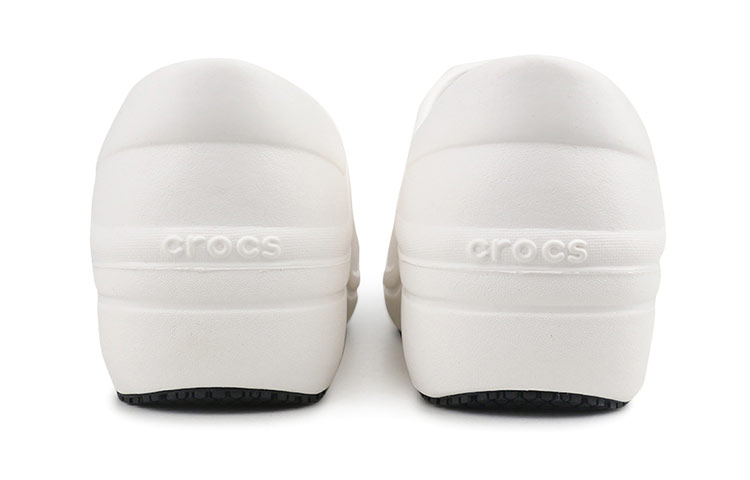Shop Crocs 舒適輕質厚底涼鞋 女款 白色