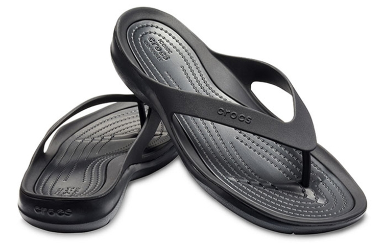 Shop Crocs 激浪簡潔防滑人字運動拖鞋 女款 黑色