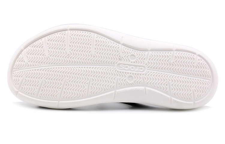 Shop Crocs Swiftwater 防滑耐磨沙灘拖鞋 女款 黑白