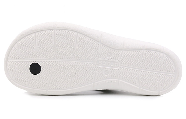 Shop Crocs Swiftwater 休閒舒適人字拖鞋 女款 黑色