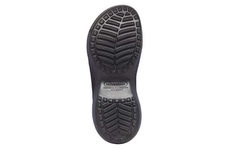 Sizing 巴黎世家 Balenciaga Pool Crocs 百搭時尚涼拖 女款 黑色