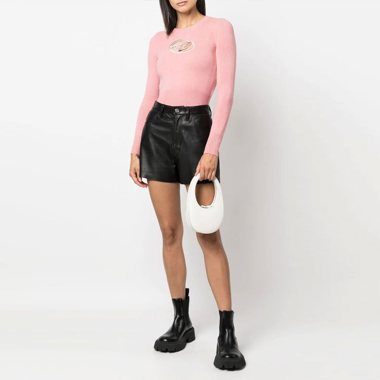 Lookbook (W) DIESEL FW22 Baju Sejuk Bulu Merah Jambu dengan Sulaman Logo. A067120KCAE36M