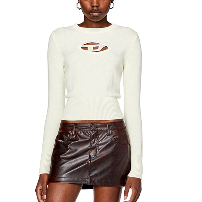 Lookbook (W) DIESEL FW23 OVAL-D Logo Cutout Crewneck Sweater Wanita Putih. A067120KCAE-5KM