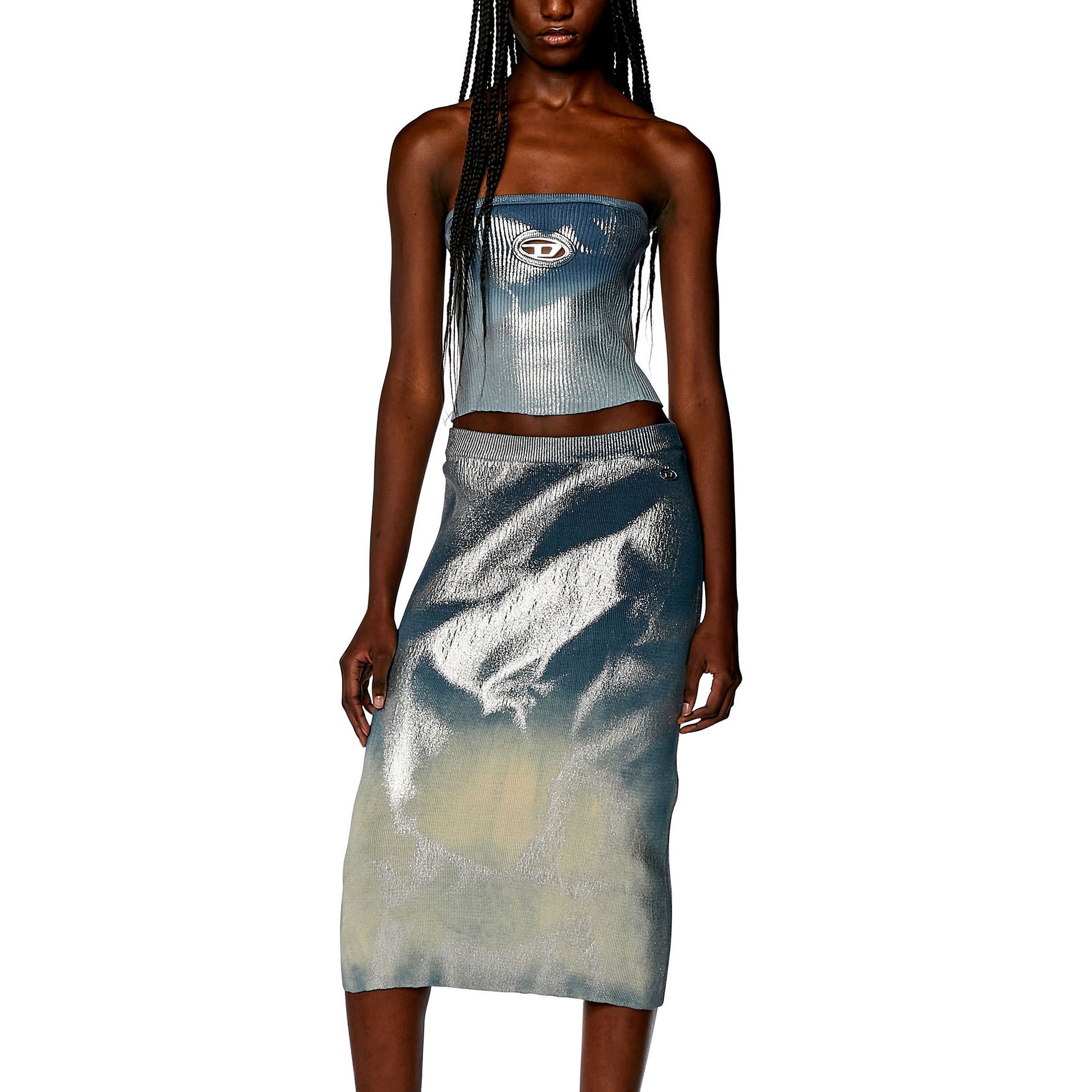 Lookbook (W) 디젤 오벌-D 시리즈 메탈릭 쉬인 니트 슬림핏 밴도 여성 블루 A138710BNAE-8NC