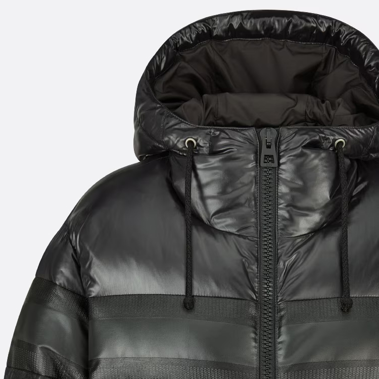 Shop (W) DIOR Jaket Hoodie Hitam Puffer dengan Logo dan Resleting. 147C21A2762-X9000