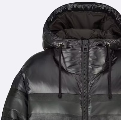 (W) DIOR Jaket Hoodie Hitam Puffer dengan Logo dan Resleting. 147C21A2762-X9000 Shop (W) DIOR Jaket Hoodie Hitam Puffer dengan Logo dan Resleting. 147C21A2762-X9000