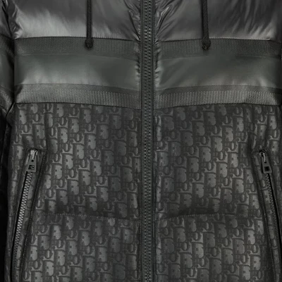 (W) DIOR Jaket Hoodie Hitam Puffer dengan Logo dan Resleting. 147C21A2762-X9000 Details for (W) DIOR Jaket Hoodie Hitam Puffer dengan Logo dan Resleting. 147C21A2762-X9000