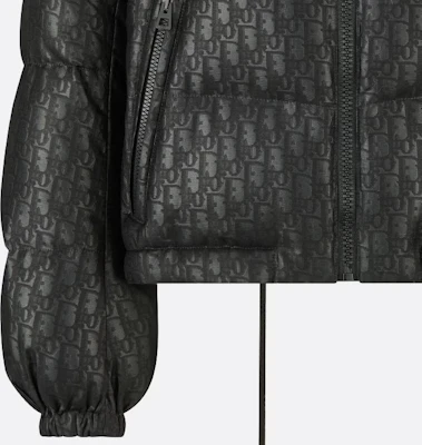 (W) DIOR Jaket Hoodie Hitam Puffer dengan Logo dan Resleting. 147C21A2762-X9000 Sizing (W) DIOR Jaket Hoodie Hitam Puffer dengan Logo dan Resleting. 147C21A2762-X9000