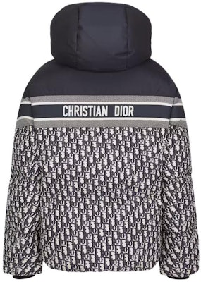 (W) DIOR Hoodie Jaket Biru Full-Zip dengan Full Print Huruf Bergaris. 417C22A2968-X5803 Lookbook (W) DIOR Hoodie Jaket Biru Full-Zip dengan Full Print Huruf Bergaris. 417C22A2968-X5803